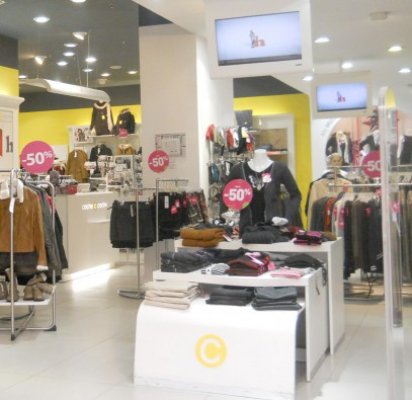 Minor şi o domnişorică, prinşi furând haine